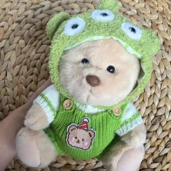 Nino – L’ours en peluche articulé fait main avec combinaison verte et bonnet d’alien