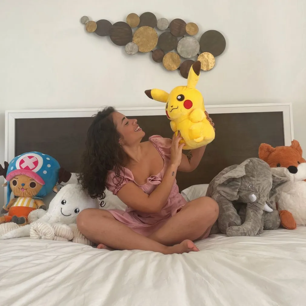 Pack peluche Pikachu qui dort mignon et heureux
