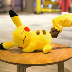 Pack peluche Pikachu qui dort mignon et heureux