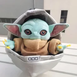 Peluche Baby Yoda dans son berceau