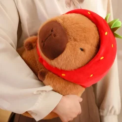 Peluche capybara avec chapeau fraise
