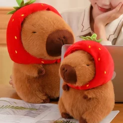 Peluche capybara avec chapeau fraise