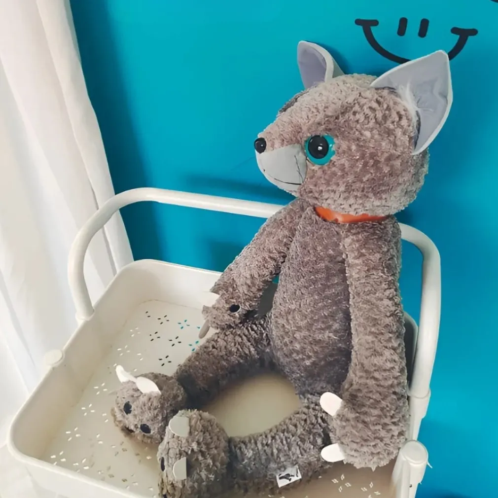 Peluche chat beige mécontent assis