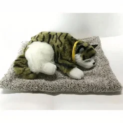 Peluche chat tigré vert endormi