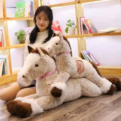Peluche cheval beige couché