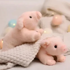 Peluche cochon allongé adorable
