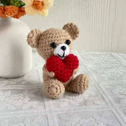 Peluche crochet ours avec un coeur