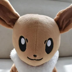 Peluche Evoli déguisée en Pikachu