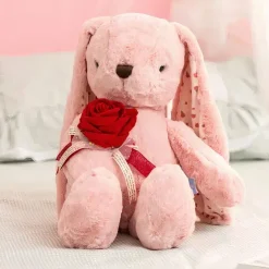 Peluche géante lapin avec une rose