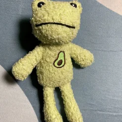 Peluche grenouille avec avocat