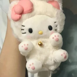 Peluche Hello Kitty avec un déguisement tout mignon