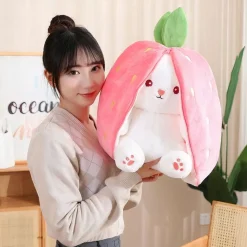 Peluche lapin caché dans une fraise