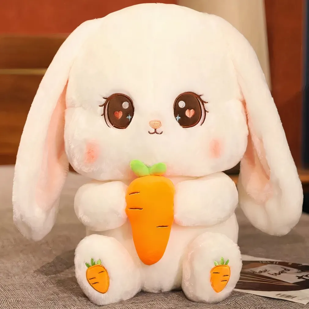 Peluche lapin tenant une carotte