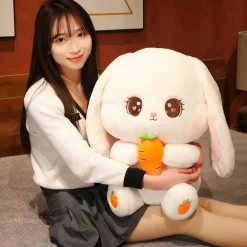Peluche lapin tenant une carotte