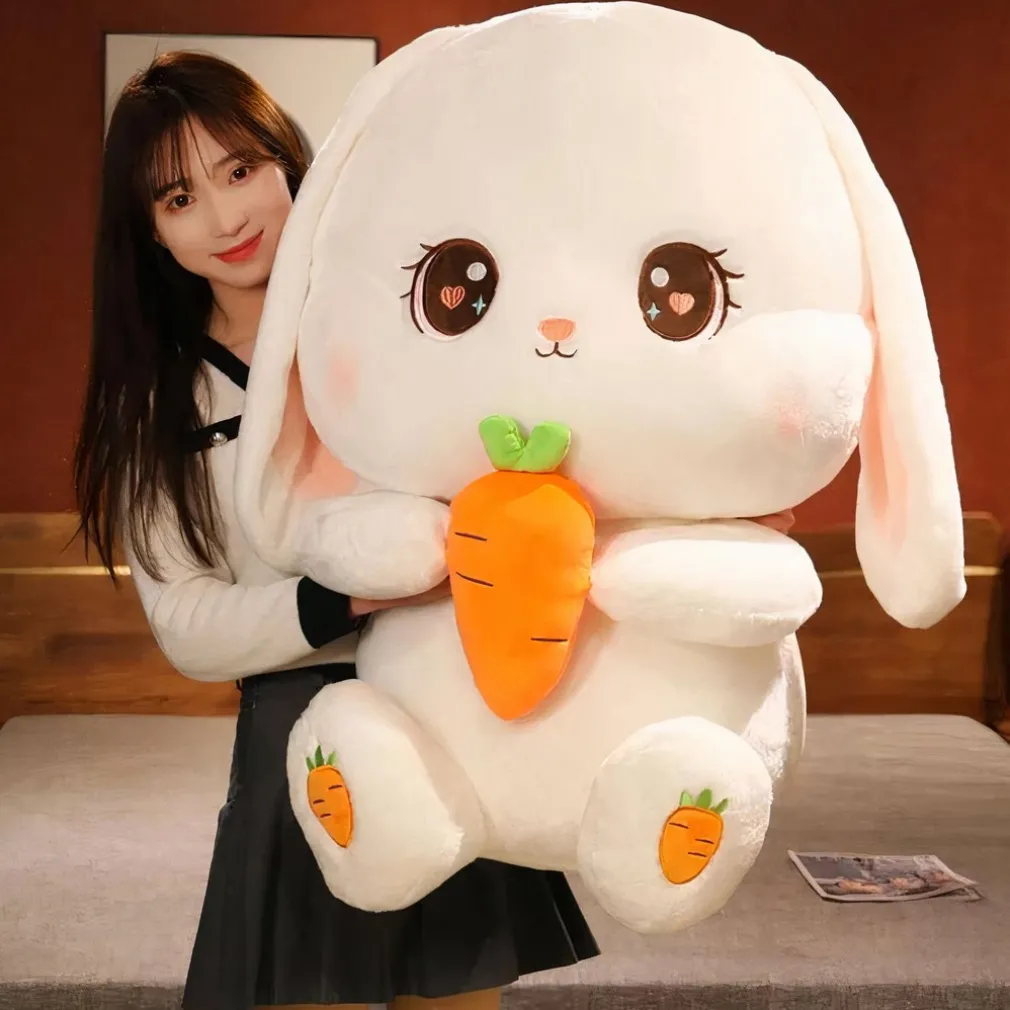 Peluche lapin tenant une carotte