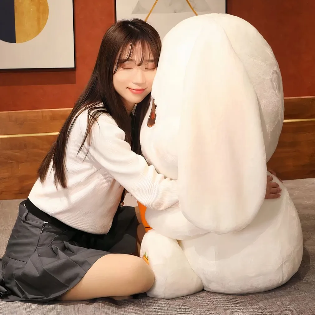 Peluche lapin tenant une carotte