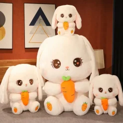 Peluche lapin tenant une carotte
