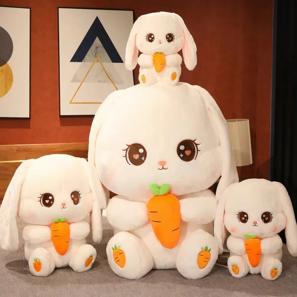Peluche lapin tenant une carotte