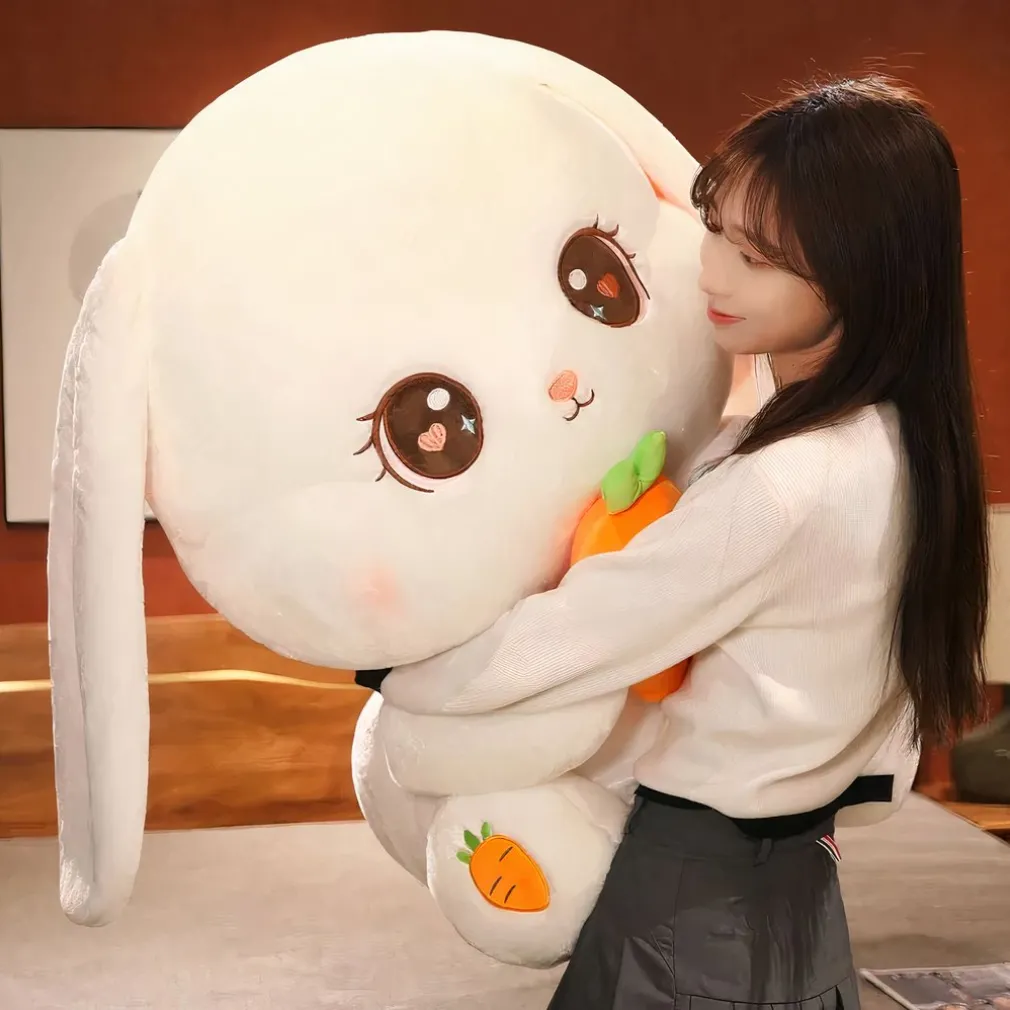 Peluche lapin tenant une carotte