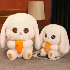 Peluche lapin tenant une carotte