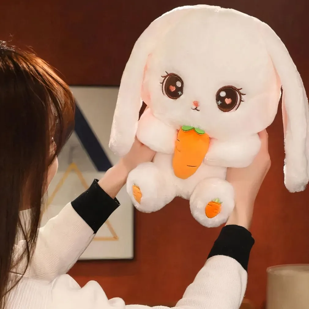 Peluche lapin tenant une carotte