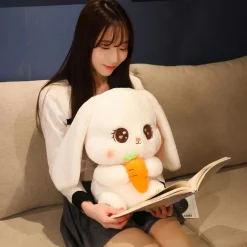 Peluche lapin tenant une carotte