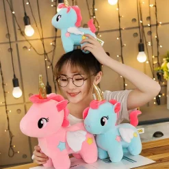 Peluche licorne rose de corne dorée