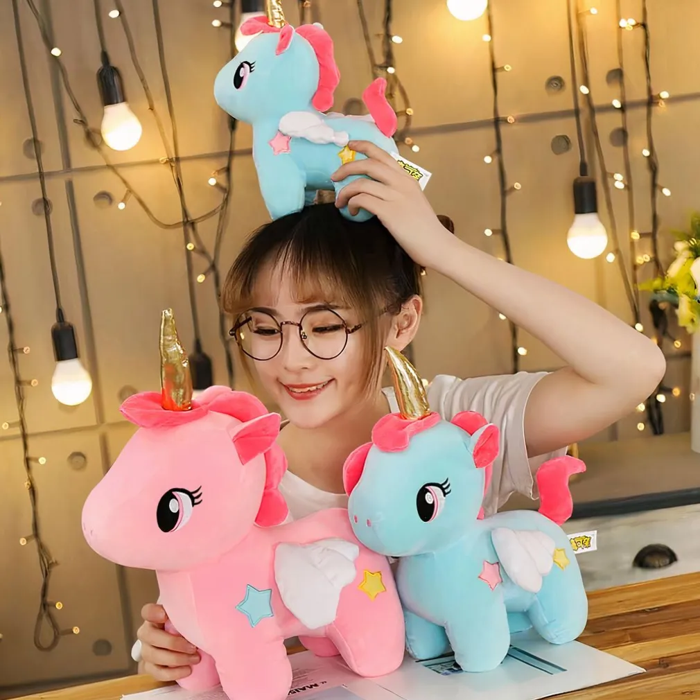 Peluche licorne rose de corne dorée