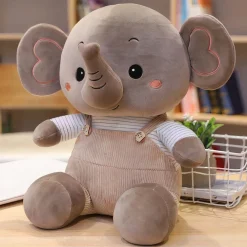 Peluche éléphant en salopette colorée