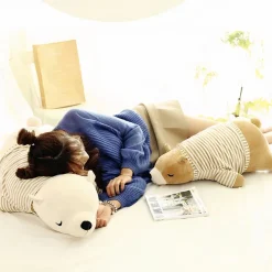 Peluche ours marron habillé qui dort