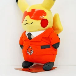 Peluche Pikachu avec costume rouge