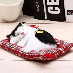 Peluche poupée chat tigré gris qui dort