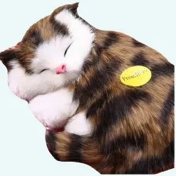 Peluche poupée chat tigré marron qui dort