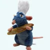 Peluche Ratatouille avec une baguette de pain