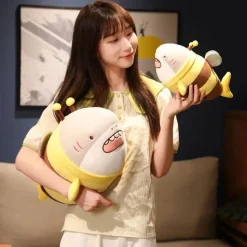 Peluche requin déguisée en abeille