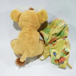 Peluche Simba dans une petite couverture