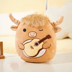 Peluche Squishmallow taureau avec guitare