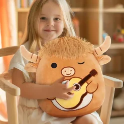 Peluche Squishmallow taureau avec guitare