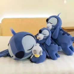 Peluche Stitch allongée avec son canard