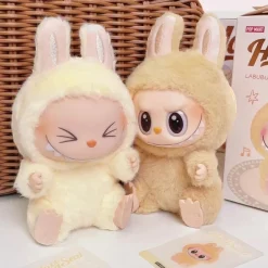 Peluche style Labubu position assise