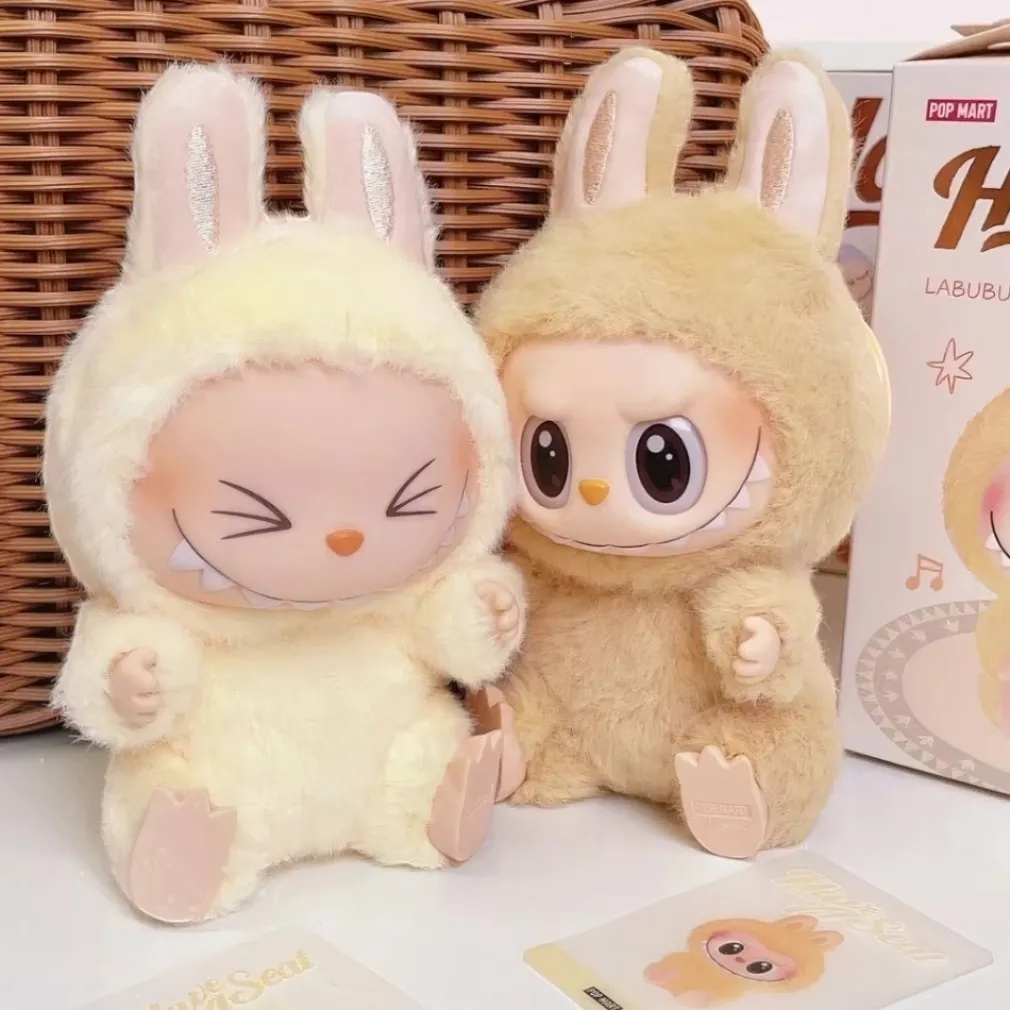 Peluche style Labubu position assise