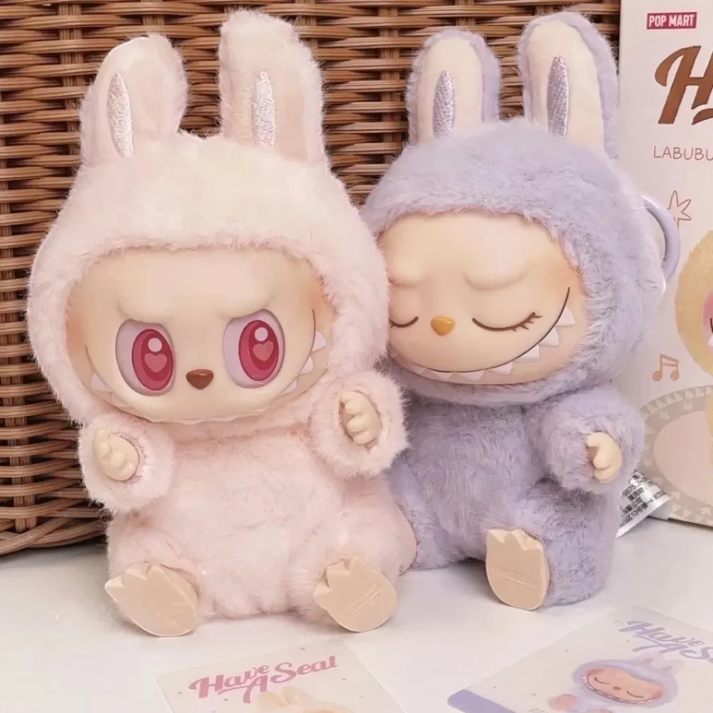 Peluche style Labubu position assise
