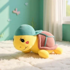 Peluche tortue violette à casquette