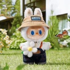 Peluche type Labubu jardinier en salopette