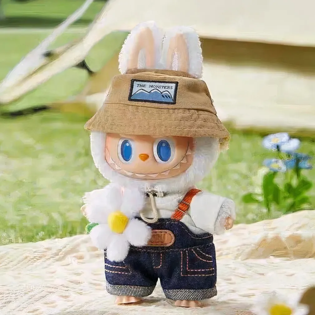Peluche type Labubu jardinier en salopette