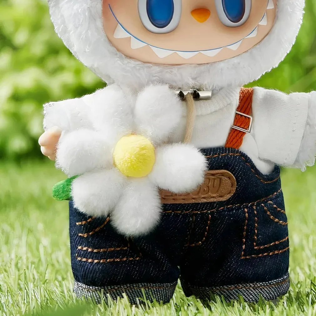 Peluche type Labubu jardinier en salopette