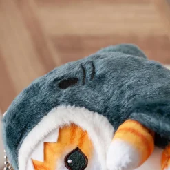 Poupée en peluche petit chat déguisé en requin