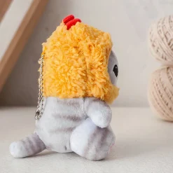 Poupée en peluche petit chat portant une cagoule jaune